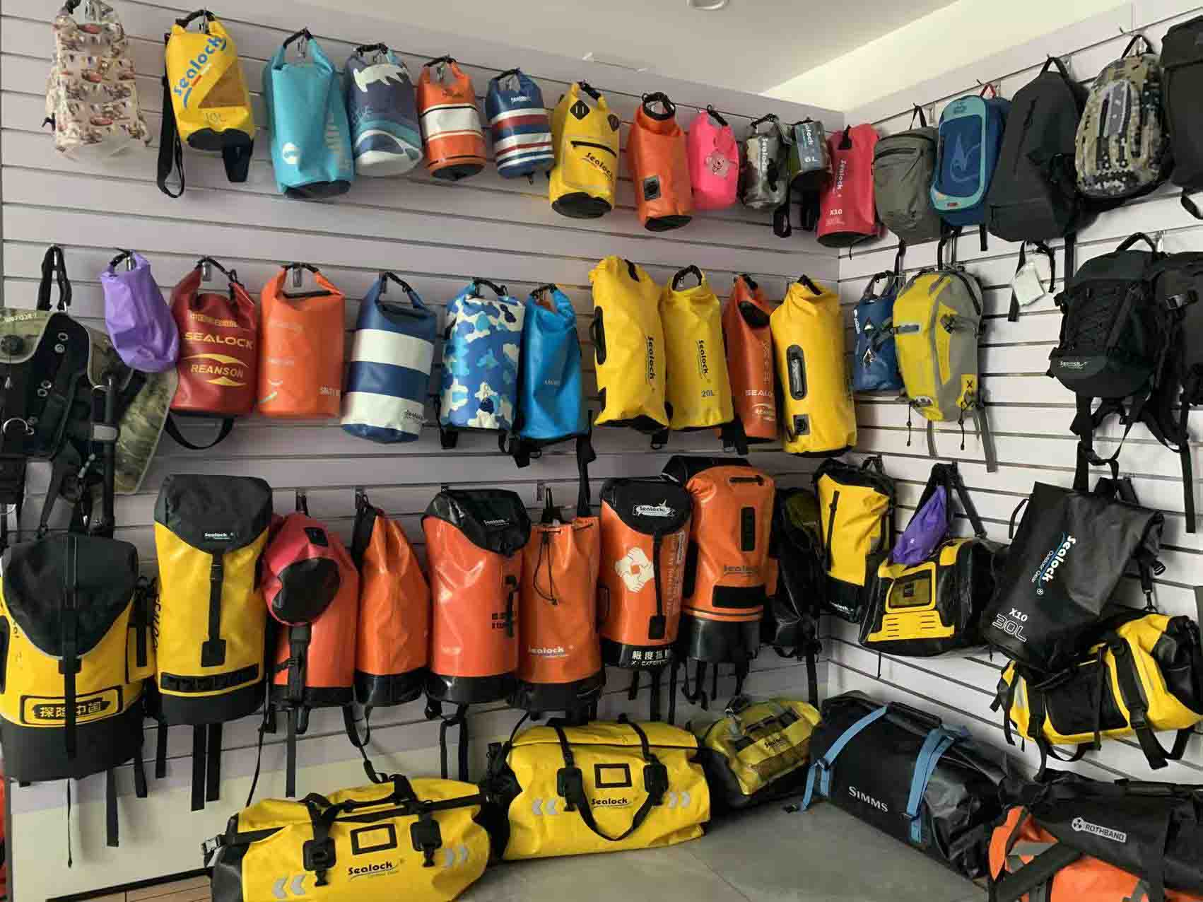 Sac étanche pour le rafting : caractéristiques essentielles pour la protection des eaux vives
