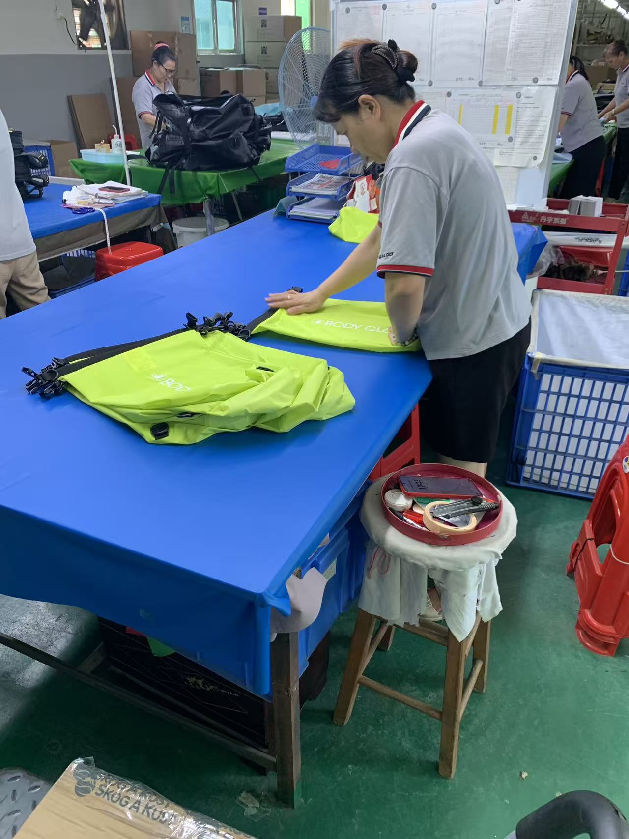 Comment une commande de sacs étanches à roulettes haute visibilité est cousue, vérifiée et mise en boîte
