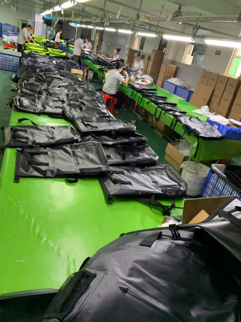 Étiquetage, protection de surface et contrôle multimodèle sur une commande de sacs à dos soudés